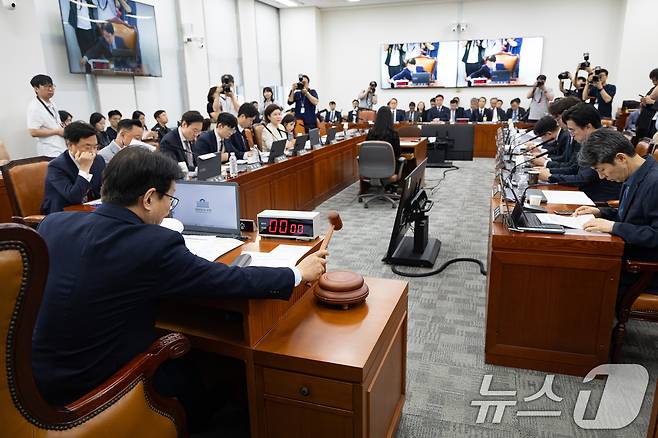 권칠승 국회 행정안전위원장이 18일 서울 여의도 국회에서 열린 제435회 국회(임시회) 행정안전위원회 제1차 전체회의에서 의사봉을 두드리고 있다. 2026.5.18 ⓒ 뉴스1 유승관 기자
