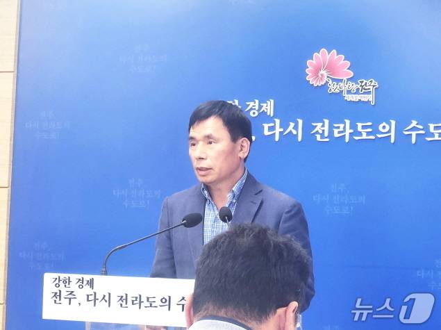 이강진 전주시정연구원 초빙선임 연구원이 18일 전주시청에서 열린 정례브리핑에서 'JJRI 이슈브리프 제24호'를 발표하고 있다./뉴스1