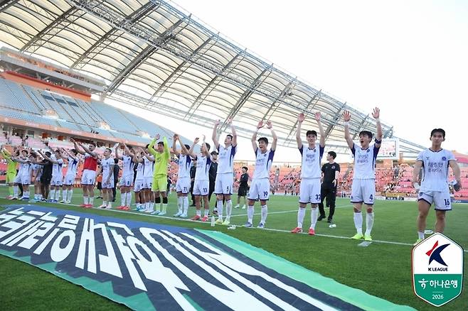 안양 선수들이 17일 제주전에서 승리한 뒤 팬께 인사하고 있다. 사진 | 한국프로축구연맹