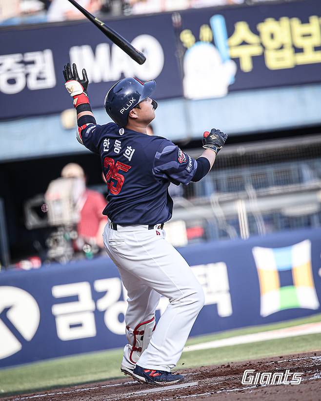 롯데 한동희가 16일 서울 잠실구장에서 열린 2026 KBO리그 정규시즌 두산전에서 홈런을 치고 있다. 사진 | 롯데 자이언츠