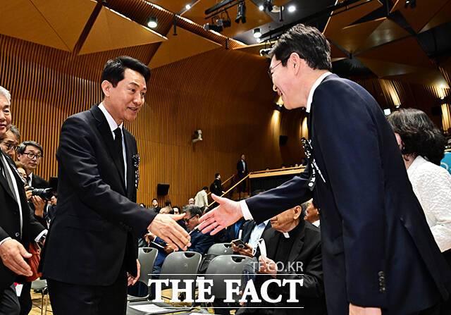 인사하는 오세훈 국민의힘 서울시장 후보(왼쪽)와 정원오 더불어민주당 서울시장 후보.
