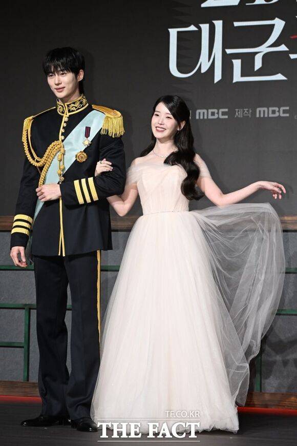 배우 변우석(왼쪽)과 아이유가 MBC 드라마 '21세기 대군부인'의 역사 왜곡 논란과 관련해 입장을 전했다. 사진은 지난달 6일 개최된 '21세기 대군부인' 제작발표회에 참석한 모습. /김성렬 기자