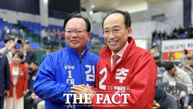 김부겸 민주당 대구시장 후보(왼쪽)와 추경호 국민의힘 후보가 지난 1일 대구 한국노총 노동절 기념 행사장에서 만나 악수하고 있다. /추경호 후보캠프