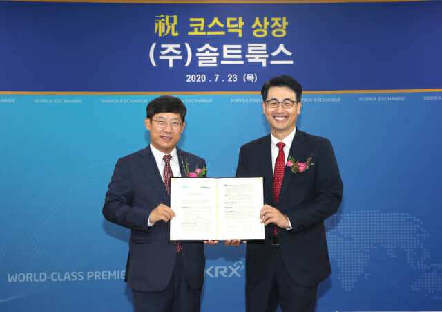 이경일 솔트룩스 대표(오른쪽)가 코스닥 상장 후 기념 사진을 촬영했다. (사진=솔트룩스)