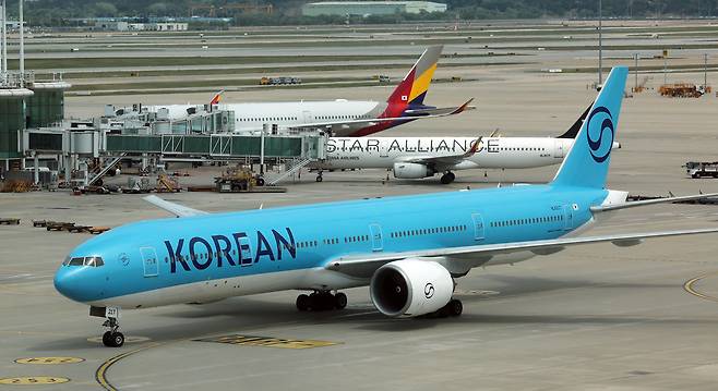 18일 오후 인천국제공항 제2터미널 계류장에서 여객기가 이동하는 모습. /뉴스1
