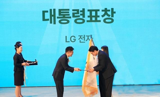 김영석(오른쪽) LG전자 HS기능성소재사업실장이 지난 7일 완도문화예술의전당에서 진행된 ‘제14회 바다식목일 기념행사’에서 대통령 표창을 받고 있다. LG전자 제공