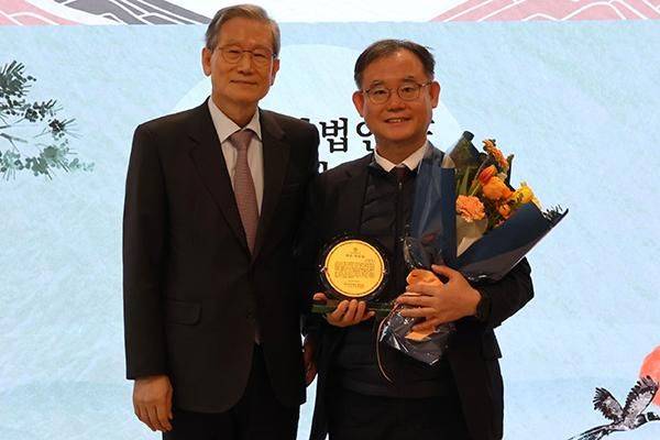 고영한 이사장과 이종국 전 원장(오른쪽)이 지난 1월 2일 열린 제8회 바른 의인상 시상식에서 기념사진을 촬영하고 있다. 법무법인 바른 제공