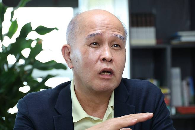 이용우 경제더하기연구소 소장이 서울 영등포구 경제더하기연구소에서 최근 삼성전자 노사의 성과급 및 국민 배당 논란 등에 대한 생각을 말하고 있다. 김혜윤 기자 unique@hani.co.kr