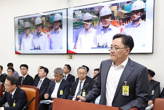임춘근 서울시 도시기반시설본부장이 18일 국회 행정안전위원회 전체회의 현안질의에 나와 질문에 답변하고 있다. 윤운식 선임기자 yws@hani.co.kr