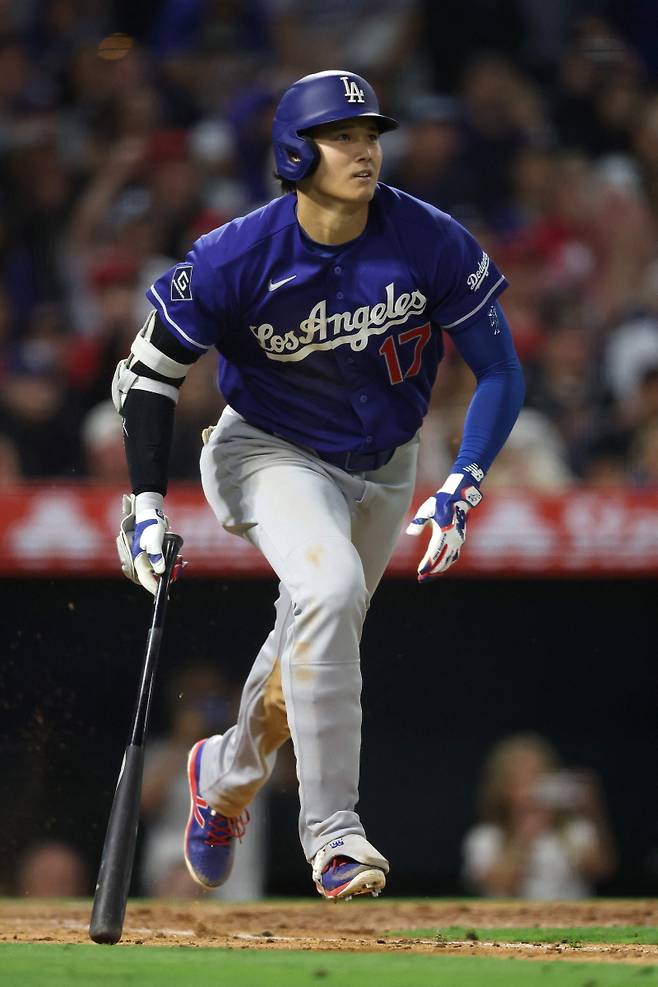 <yonhap photo-8023="">오타니가 18일(한국시간) LA 에인절스와 경기에서 타격 후 1루로 달려나가고 있다. (Getty Images via AFP)/2026-05-18 15:22:44/ <저작권자 ⓒ 1980~2026 ㈜연합뉴스. 무단 전재 재배포 금지, AI 학습 및 활용 금지></yonhap>