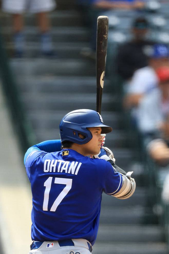 <yonhap photo-7713=""> ANAHEIM, CALIFORNIA - MAY 17: Shohei Ohtani #17 of the Los Angeles Dodgers rat bat during a game against the Los Angeles Angels at Angel Stadium of Anaheim on May 17, 2026 in Anaheim, California. Sean M. Haffey/Getty Images/AFP (Photo by Sean M. Haffey / GETTY IMAGES NORTH AMERICA / Getty Images via AFP)/2026-05-18 14:04:52/ <저작권자 ⓒ 1980~2026 ㈜연합뉴스. 무단 전재 재배포 금지, AI 학습 및 활용 금지></yonhap>