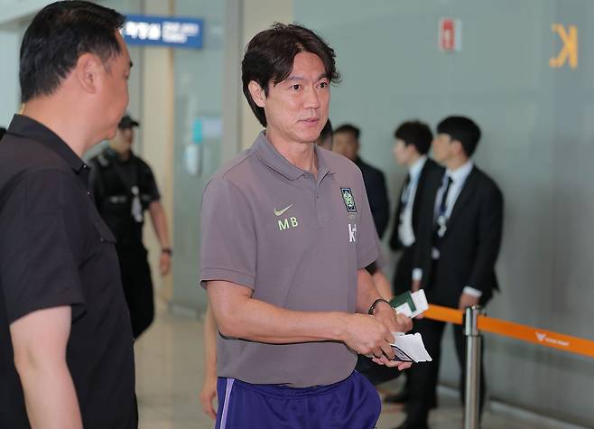 2026 북중미 월드컵에 출전하는 축구 국가대표팀 홍명보 감독이 18일 사전 훈련 캠프가 차려지는 미국 유타주 솔트레이크시티로 출국하기 위해 인천국제공항 제2여객터미널에서 이동하고 있다. 연합뉴스