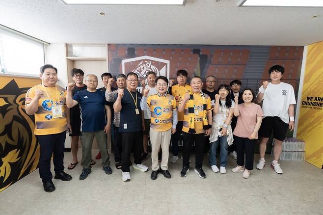 ▲ 더불어민주당 육동한 춘천시장 후보는 16일 송암스포츠타운에서 춘천시민구단 팬클럽과 만나 공식 지지 선언을 받았다(왼쪽 사진). 춘천시사회단체장협의회가 마련한 춘천시장 후보 초청 간담회가 같은 날 춘천시번영회 사무실에서 열려 정광열 국민의힘 시장 후보와 협의회 회원들이 지역 현안에 대해 논의했다. 육동한 후보 캠프 제공·오세현 기자