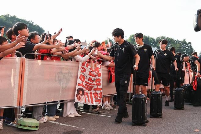 ▲ 2026 FIFA 북중미 월드컵 국가대표로 발탁된 강원FC 이기혁이 17일 강릉하이원아레나에서 열리는 울산HD와 하나은행 K리그1 2026 15라운드에 앞서 경기장에 입장하며 팬들의 축하를 받고 있다. 강원FC 제공