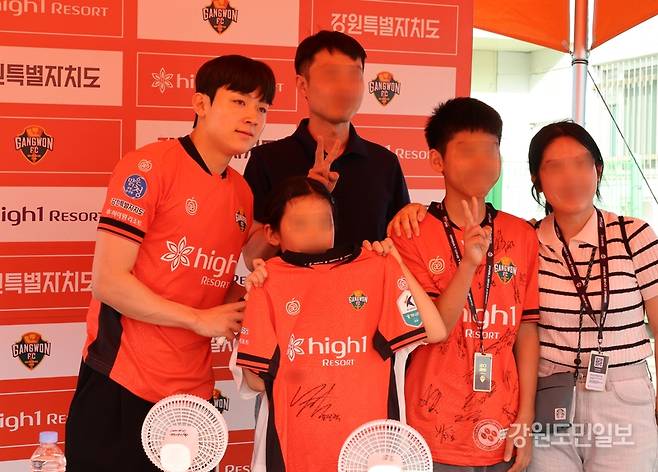 ▲ 양민혁이 17일 강릉하이원아레나에서 열린 강원FC 홈경기 전, 팬 사인회에 나서며 홈팬들에게 인사했다. 가족단위 홈팬들이 유니폼에 사인을 받고 기념사진 촬영하고 있다. 황선우 기자