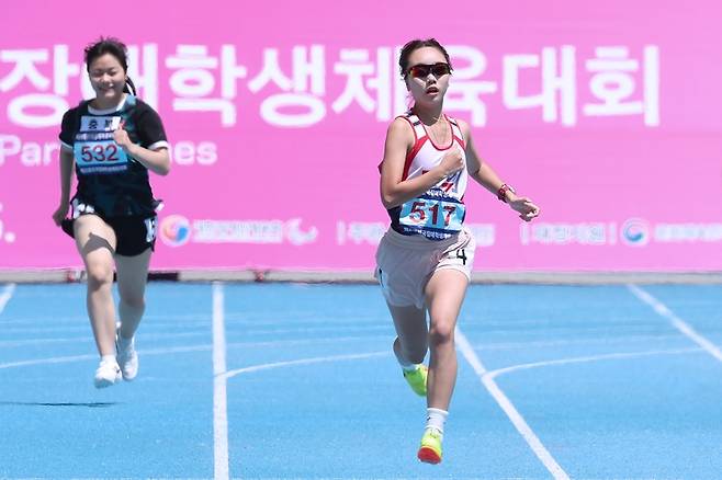 ▲ 청아중 전서연이 14일 부산아시아드주경기장에서 열린 제20회 전국장애학생체육대회 육상 여자 200m 중등부 본선 경기에서 역주하고 있다. 대한장애인체육회 제공