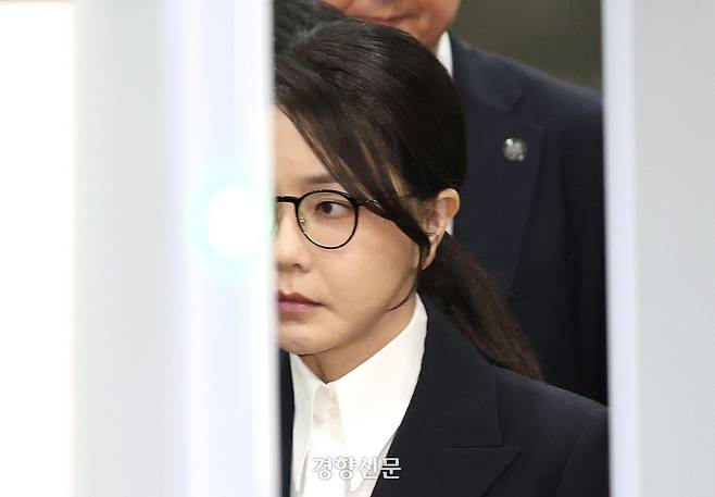 윤석열 전 대통령의 배우자 김건희 여사가 지난해 8월 서울 서초구 서울중앙지법에서 열린 영장실질심사(구속 전 피의자 심문)을 마친 뒤 법정을 나서고 있다. 권도현 기자