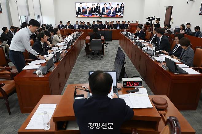 임춘근 서울시 도시기반시설 본부장이 18일 국회에서 열린 행정안전위원회 전체회의에 출석해 GTX-A 노선 삼성역 철근 누락 사건에 대한 질의에 답하고 있다. 권도현 기자
