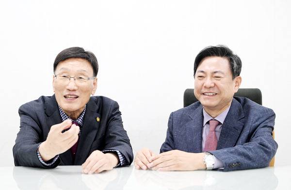 남덕현(오른쪽) 부산축제조직위원회 집행위원장과 조금세 다대포선셋영화축제조직위원장이 서부산 관광활성화를 이야기하고 있다. 김성효 선임기자