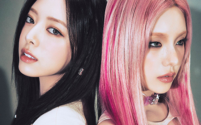 Yuna (left) and Yeji of Itzy (JYP Entertainment)