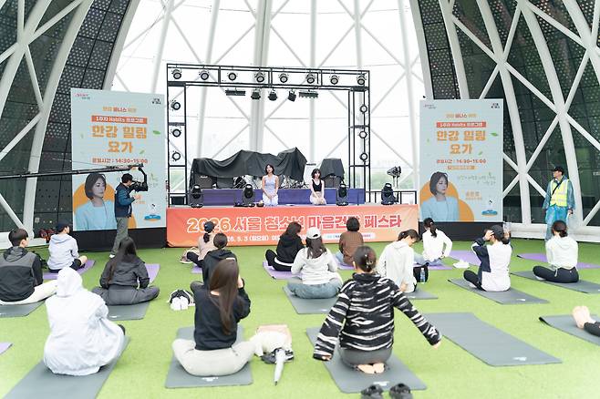 한강을 바라보며 즐길 수 있는 힐링요가 프로그램에 참가한 청소년들이 건강하게 스트레스를 해소하는 방법을 배우고 있다. 한국어린이청소년문화원 제공