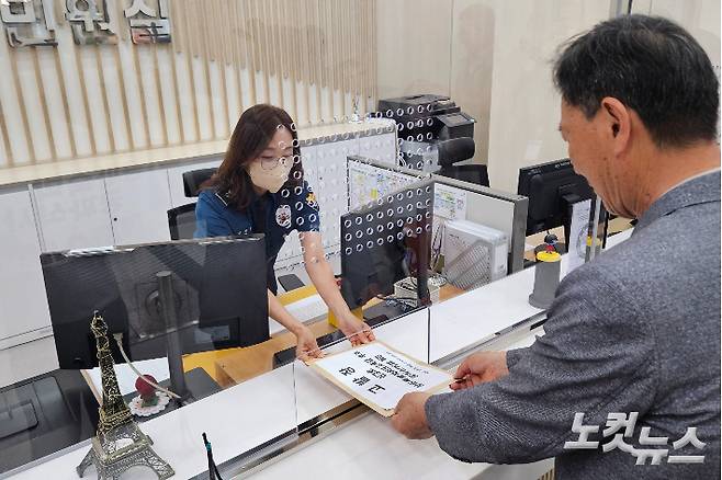 강원지역 시민사회단체가 18일 오전 강원경찰청 민원실을 찾아 신경호 강원교육감 선거 후보자를 공직선거법 위반 혐의로 고발했다. 구본호 기자