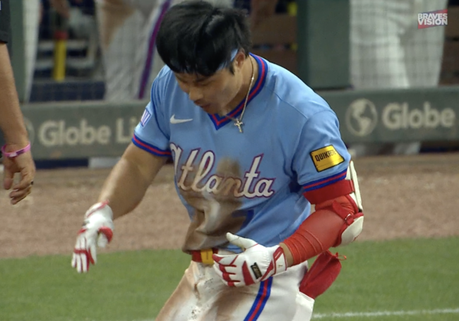 애틀랜타 김하성이 17일(한국시간) 보스턴전 9회 2사 만루에서 투수 땅볼을 치고 1루에서 아웃된 뒤 아쉬워하고 있다. /MLBTV 중계화면