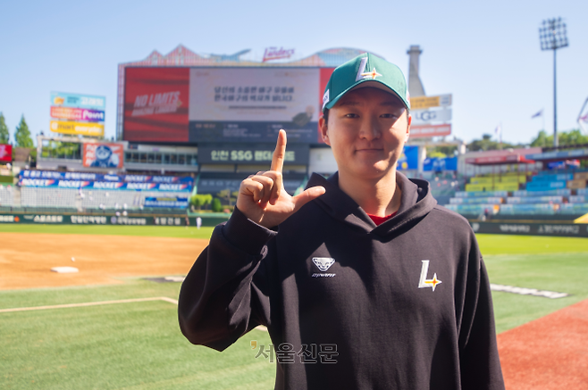 SSG 랜더스 선발투수 김건우가 16일 인천 SSG 랜더스필드에서 서울신문과 만나 SSG의 시그니처인 L포즈를 하고 있다. 2026.5.16 류재민 기자