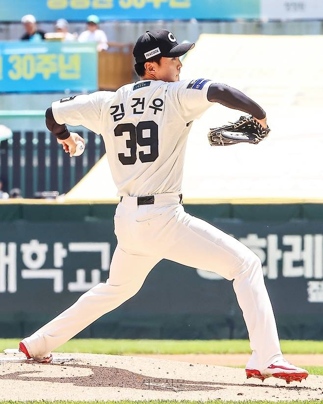 김건우가 17일 인천 SSG 랜더스필드에서 열린 SSG 랜더스와 LG 트윈스의 맞대결에 선발 등판해 역투하고 있다. 2026.5.17 SSG 랜더스 제공