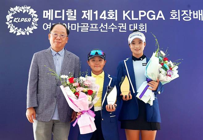 권오섭(왼쪽) 메디힐 회장이 메디힐 제14회 KLPGA 회장배 여자아마골프선수권 대회 시상식 후 입상자들과 기념 촬영을 하고 있다. 사진 제공=메디힐