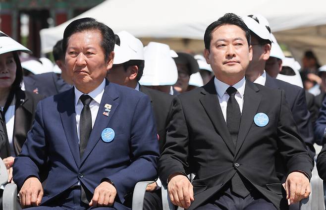 더불어민주당의 정청래 대표와 국민의힘의 장동혁 대표가 5월18일 광주 5·18 민주광장에서 열린 제46주년 5·18 민주화운동 기념식에 참석해 있다. ⓒ연합뉴스