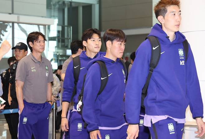축구국가대표팀 선수들이 18일 인천국제공항을 통해 미국 유타주 솔트레이크시티로 출국하고 있다. 인천국제공항|뉴시스
