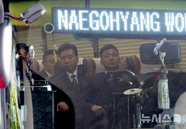 입국장을 빠져 나간 북한 내고향여자축구단이 버스 출발을 기다리고 있다. /사진=뉴시스 제공