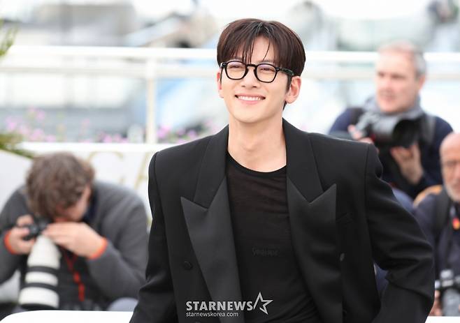 (칸=뉴스1) 이준성 특파원 = 15일(현지시간) 프랑스 남부 소도시 칸 팔레 데 페스티발(Palais des Festivals)에서 열린 제79회 칸 국제영화제 경쟁부문 진출작 ‘군체’ 공식 포토콜에서 주연배우 지창욱이 포즈를 취하고 있다. 2026.5.15/뉴스1 Copyright (C) 뉴스1. All rights reserved. 무단 전재 및 재배포, AI학습 이용 금지. /사진=(칸=뉴스1) 이준성 특파원