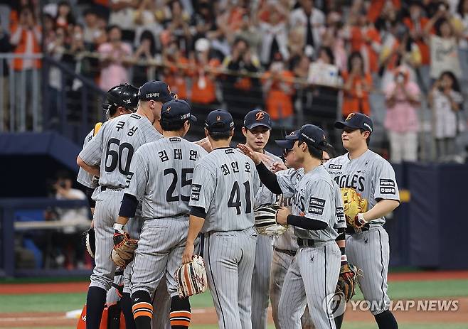 한화 승 (서울=연합뉴스) 박동주 기자 = 14일 서울 고척스카이돔에서 열린 프로야구 키움 히어로즈와 한화 이글스의 경기에서 승리한 한화 선수들이 기뻐하고 있다. 2026.5.14 pdj6635@yna.co.kr