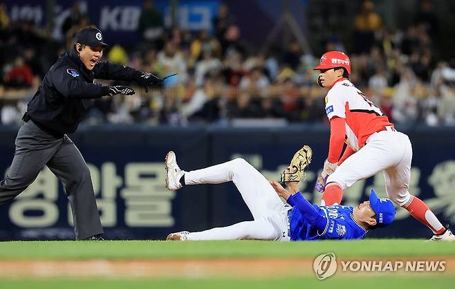 도루 성공 박재현 (광주=연합뉴스) 조남수 기자 = 7일 광주기아챔피언스필드에서 열린 프로야구 삼성 라이온즈와 KIA 타이거즈의 경기. KIA 5회말 무사 1루에서 1루주자 박재현이 1번 데일 타석 때 2루 도루에 성공하고 있다. 삼성 수비는 류지혁. 2026.4.7 iso64@yna.co.kr