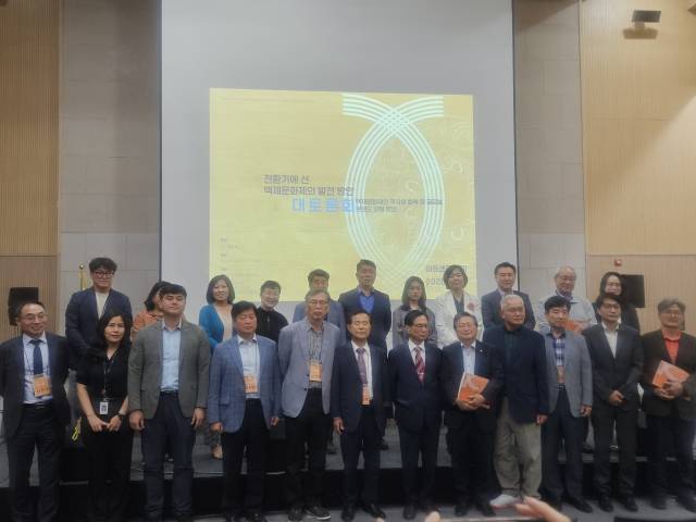 대토론회가 끝나고 기념촬영을 하고 있다.사진=김익환 기자