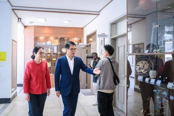 중국 강소성TV가 남해군청을 방문해 촬영하고 있다. /남해군