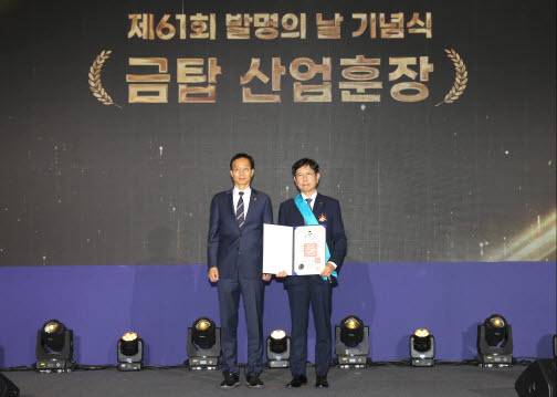 김용선 지식재산처장(왼쪽)이 금탑 산업훈장을 수훈한 안현 SK하이닉스㈜ 사장과 기념촬영을 하고 있다. (사진=지식재산처 제공)