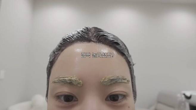 권은비가 머리와 함께 눈썹 염색하는 모습을 공개했다. 사진=권은비 유튜브 영상 캡처
