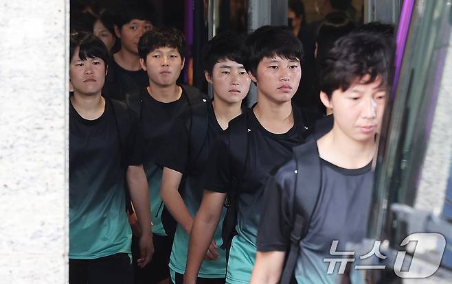북한 여자축구팀 ‘내고향여자축구단’이 18일 숙소로 지정된 경기 수원시 팔달구 노보텔 앰배서더 수원에서 나와 훈련장으로 향하고 있다. (공동취재) 2026.5.18 ⓒ 뉴스1 김영운 기자