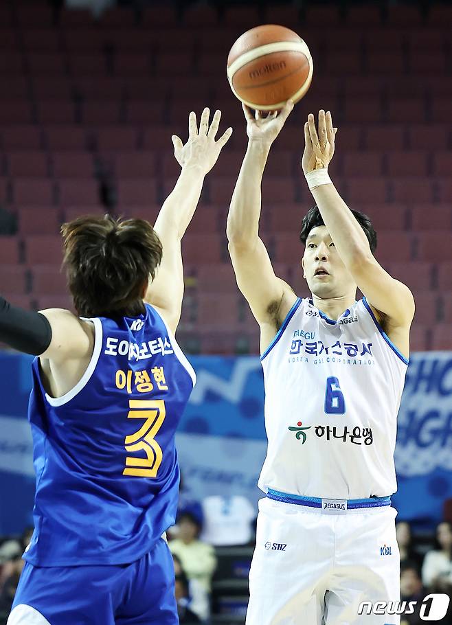 23일 오후 서울 송파구 잠실실내체육관에서 열린 2023-2024 KBL 정관장 프로농구 삼성 썬더스와 한국가스공사 페가수스의 경기에서 가스공사 차바위가 외곽슛을 시도하고 있다. 2023.11.23 ⓒ 뉴스1 DB