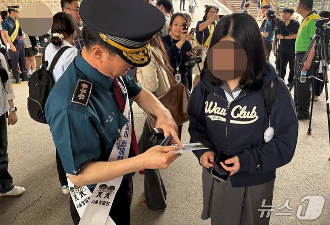 박정보 서울경찰청장이 19일 선일여자고등학교를 찾아 학생들에게 순찰신문고 관련 리플릿을 나눠주고 있다. ⓒ 뉴스1 소봄이 기자