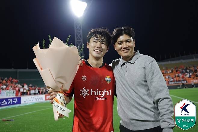 강원 정경호 감독과 이기혁. 제공 | 한국프로축구연맹
