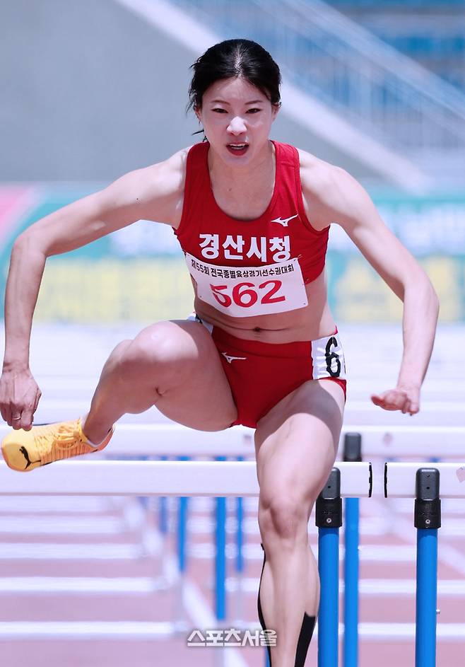 ‘육상계 다현’ 송유진, 강렬한 질주의 허들 본능...100m 허들 전문선수의 근육질도 함께 뽐내