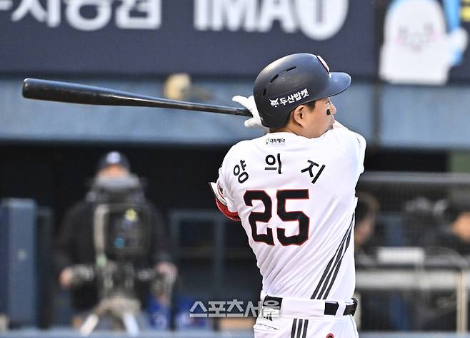 두산 양의지가 28일 잠실구장에서 열린 2026 KBO리그 삼성과 경기 1회말 2사 1루 상황에서 삼성 후라도를 상대로 안타를 치고 있다. 잠실 | 박진업 기자 upandup@sportsseoul.com
