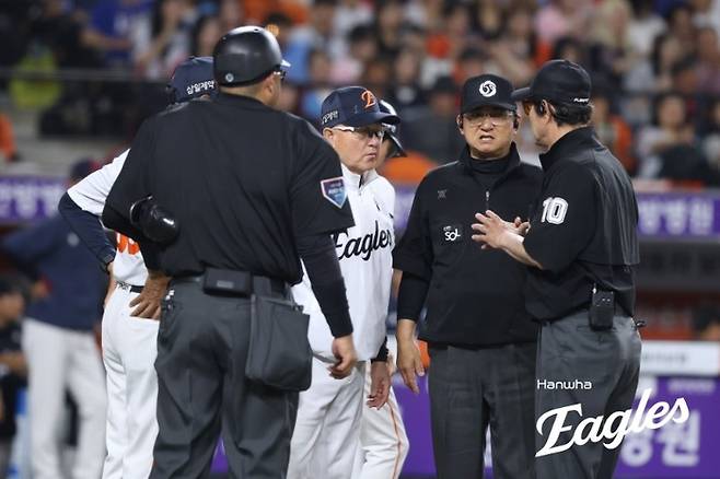 한화 김경문 감독(가운데)이 19일 대전 한화생명 볼파크에서 열린 2026 KBO리그 정규시즌 롯데전에서 4회말 득점한 김태연의 3루 귀루 결정이 나오자 심판에게 어필하고 있다. 사진 | 한화 이글스