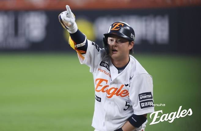 한화 이도윤이 19일 대전 한화생명 볼파크에서 열린 2026 KBO리그 정규시즌 롯데전에서 4회말 적시 내야 안타를 친 후 세리머니 하고 있다. 최초 판정은 아웃이었으나, 비디오 판독 결과 세이프로 정정됐다. 사진 | 한화 이글스