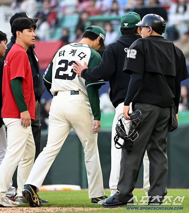 1일 인천SSG랜더스필드에서 열린 롯데와 SSG의 경기. 6회초 타케다가 투구 도중 몸의 이상을 호소하며 마운드를 내려가고 있다. 인천=허상욱 기자wook@sportschosun.com/2026.05.01/