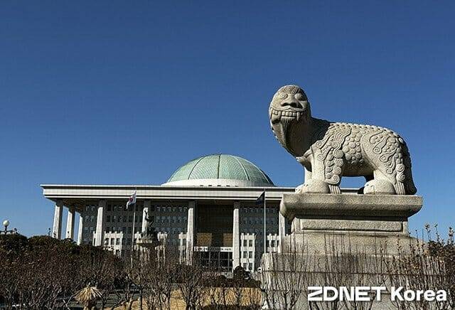 미국이 디지털자산 제도화에 속도를 내는 반면, 국내 가상자산 입법 논의는 지연되면서 산업 경쟁력 약화 우려가 커지고 있다.